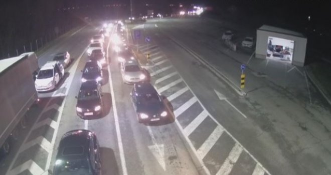 Veselo na bh. granici: Putnici 'opleli' kolo na ulazu u BiH, dok čekaju u kilometarskim kolonama