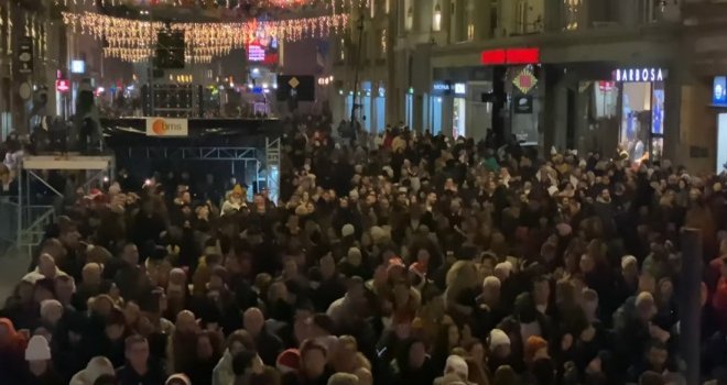 Krcato ispred Vječne vatre: Hiljade ljudi večeras uživaju u 'Sarajevskoj priči' 