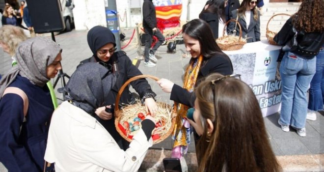 Gradonačelnica Sarajeva danas sa građanima: Benjamina Karić dijelila uskršnja jaja ispred katedrale Srca Isusova