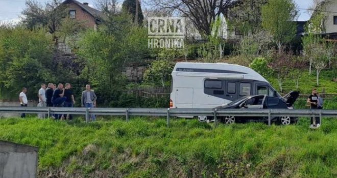 Teška nesreća u BiH: Žestok sudar kombija i automobila