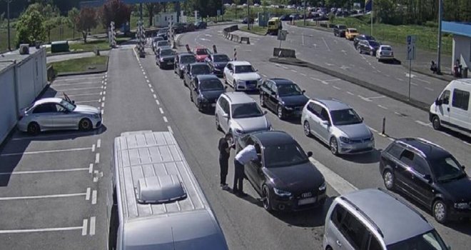 Kolone vozila na izlazu iz BiH: Velike gužve na dva granična prijelaza