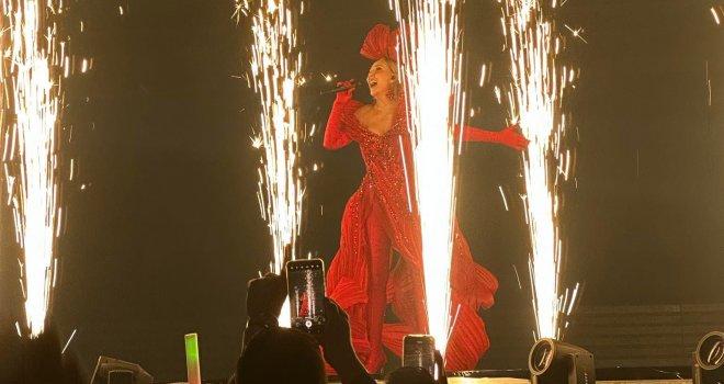 Spektakularno pojavljivanje Lepe Brene u Zetri: Ovo je priča o glamuroznoj crvenoj haljini u kojoj je izašla na binu