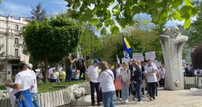  Nezadovoljni radnici protestuju u Sarajevu: Stop robovlasništvu, ko će nam penzije zarađivati