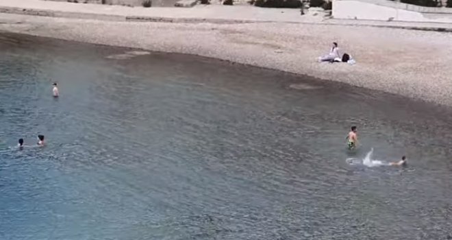 Prvi maj na bh. moru: Iako je oblačno, ljudi se kupaju u Neumu