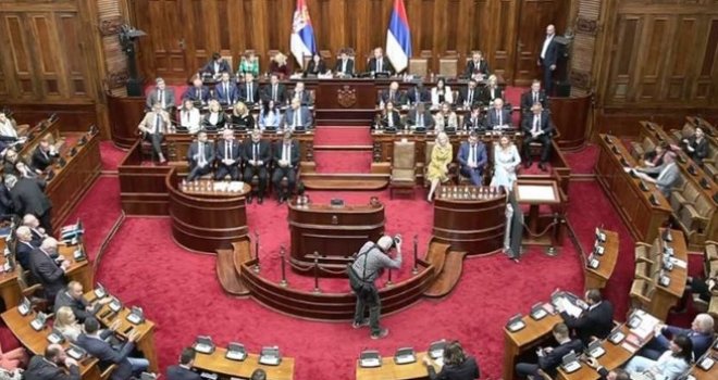 Skupština Srbije izabrala novu Vladu, na čelu sa premijerom Milošem Vučevićem