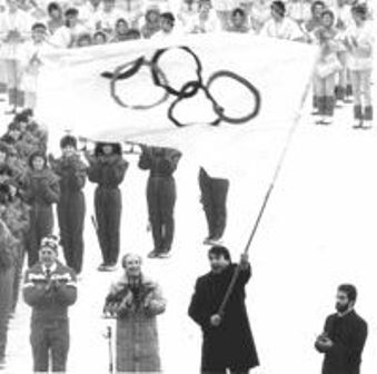 Otvaranje ZOI u Sarajevu Uglješa Uzelac maše zastavom