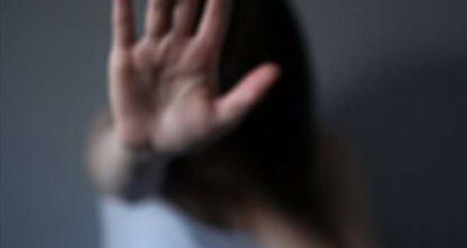 Četrnaestogodišnjakinju šutale zbog momka: Banjalučke srednjoškolke žrtvu sačekale u haustoru i brutalno premlatile...