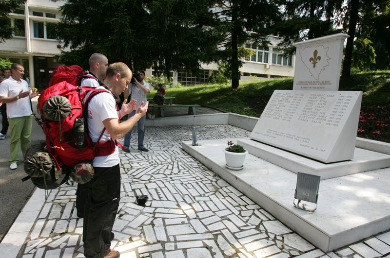 Ispraćaj trojice studenata koji će 9 dana pješačiti do Srebrenice / Foto: DEPO