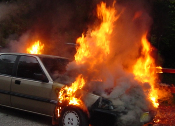 Automobil u plamenu