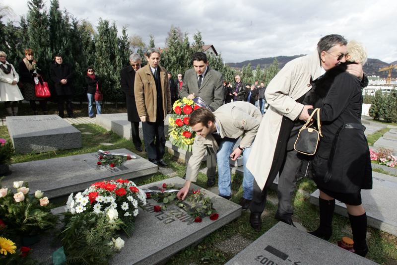 Polaganjem cvijeća na grob u Aleji velikana na sarajevskom groblju Bare danas je obilježena deveta godišnjica smrti Mirze Delibašića, legendarnog bh. košarkaša i najboljeg sportaša BiH svih vremena/ Foto: DEPO PORTAL