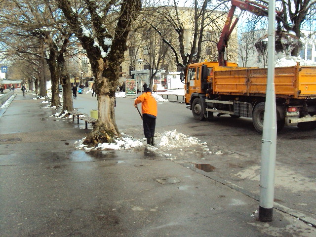 Čišćenje snijega u BL, parkić