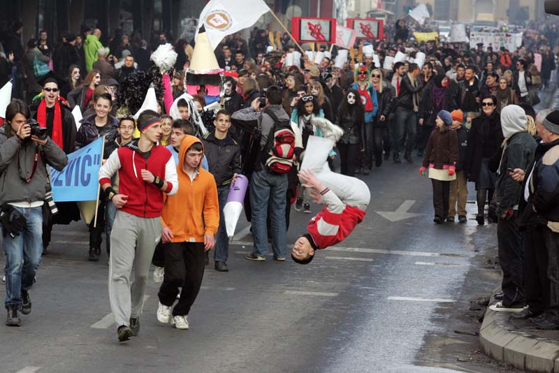 Raskošnim performansom i prigodnim govorima, u prisustvu više stotina građana Sarajeva, otvoren XXVII internacionalni festival Sarajevo 