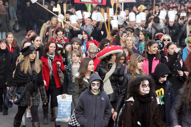 Raskošnim performansom i prigodnim govorima, u prisustvu više stotina građana Sarajeva, otvoren XXVII internacionalni festival Sarajevo 