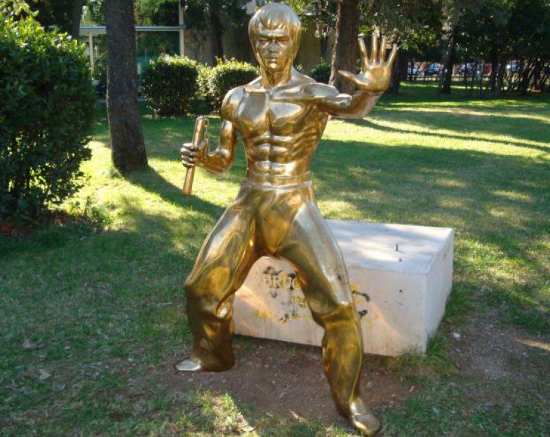 Spomenik Bruceu Leeju u Mostaru