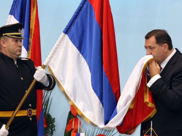 dodik ljubi zastavu