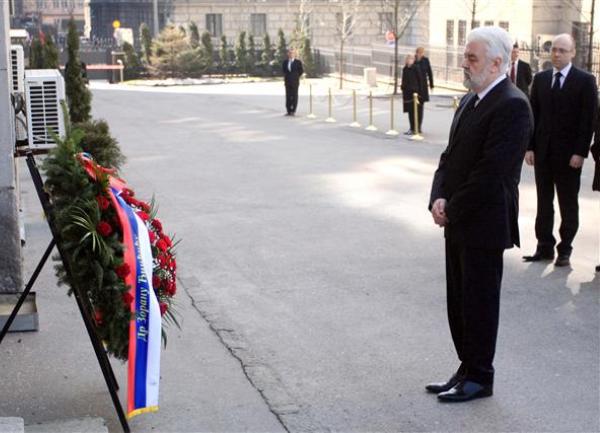 Mirko Cvetković odaje poštu Zoranu Đinđiću / foto: Tanjug