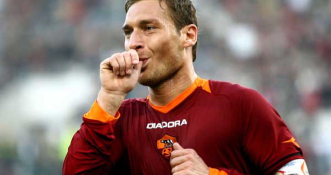 Legendarni talijanski napadač Francesco Totti dobio ponudu za izlazak iz penzije