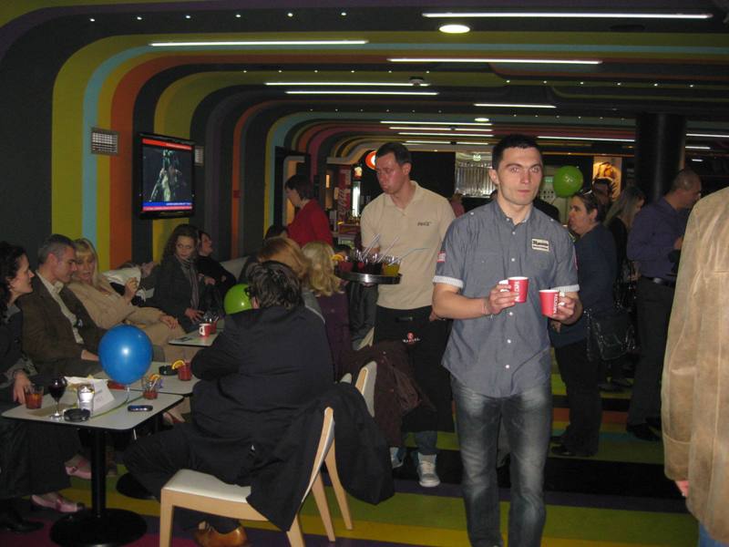 Projekat 'RSG1 i Cinema City Happy Hours'se svaki dan realizira od 17 do 19 sati, a slušatelji i posjetioci Cafe Bara Cinema City imaju priliku da svaki dan osvajaju izuzetno vrijedne nagrade.