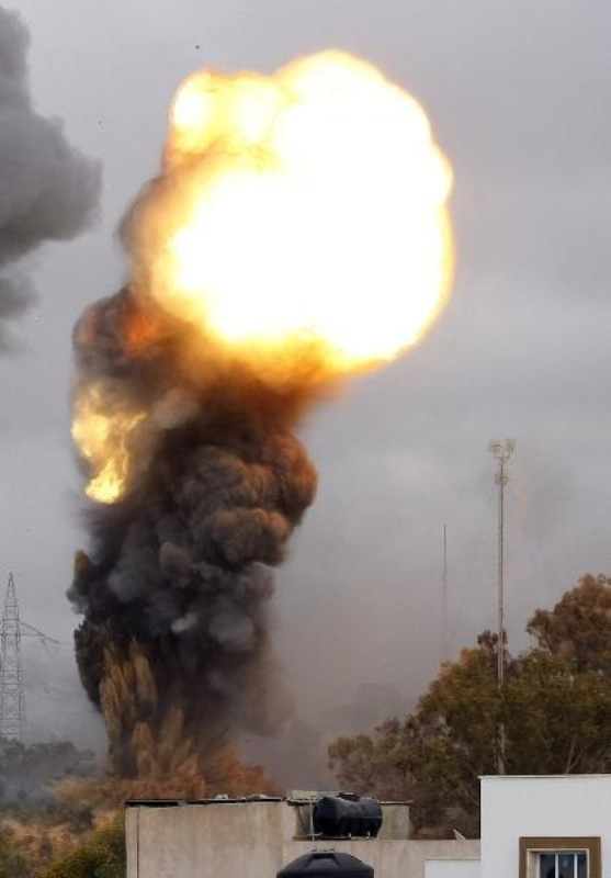 Saveznici su jučer i danas ponovo bombardirali vojne ciljeve u Libiji, a nekoliko njihovih granata palo je i u okolici Gadafijeve rezidencije u Tripoliju. Trenutak bombardiranja zabilježio je fotoreporter AFP-a.