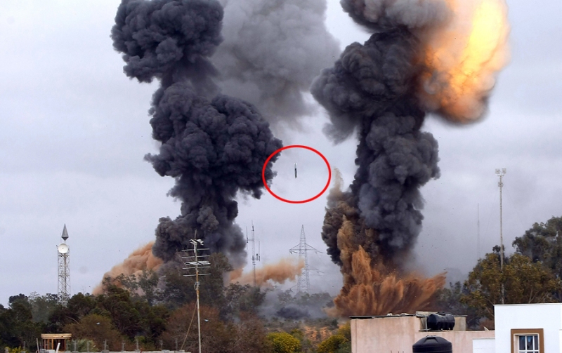 Saveznici su jučer i danas ponovo bombardirali vojne ciljeve u Libiji, a nekoliko njihovih granata palo je i u okolici Gadafijeve rezidencije u Tripoliju. Trenutak bombardiranja zabilježio je fotoreporter AFP-a.