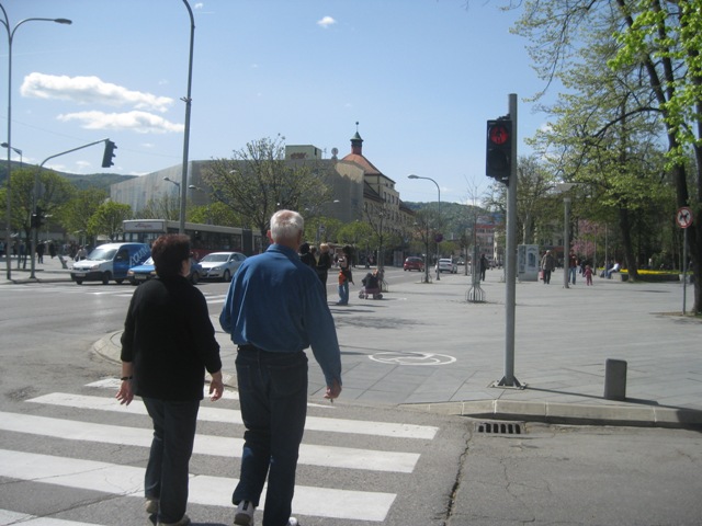 Pješaci prelaze na crveno
