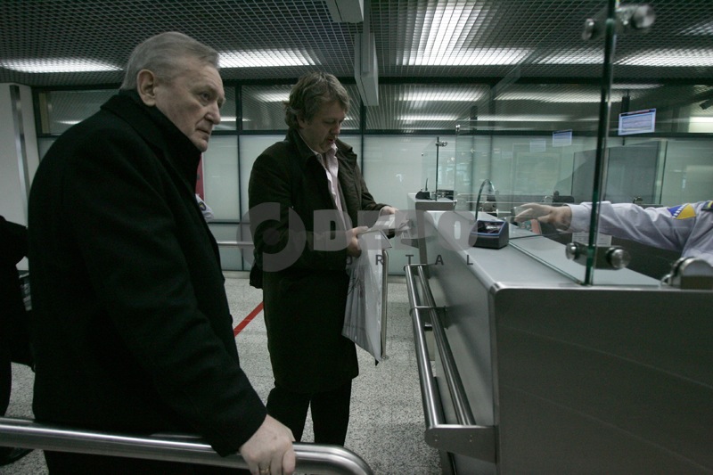 Ivica Osim i delegacija na sarajevskom aerodromu, Foto: DEPO