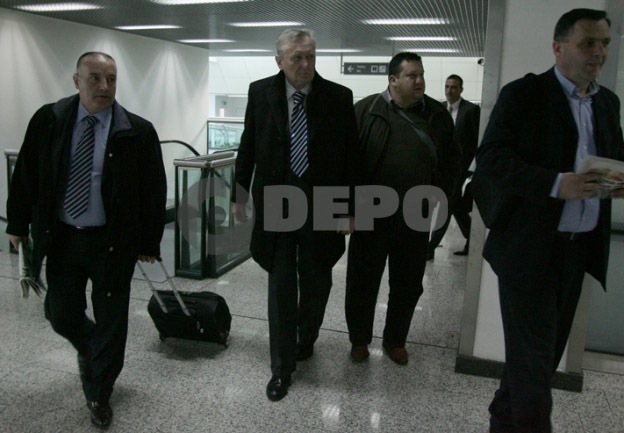Ivica Osim i delegacija na sarajevskom aerodromu, Foto: DEPO