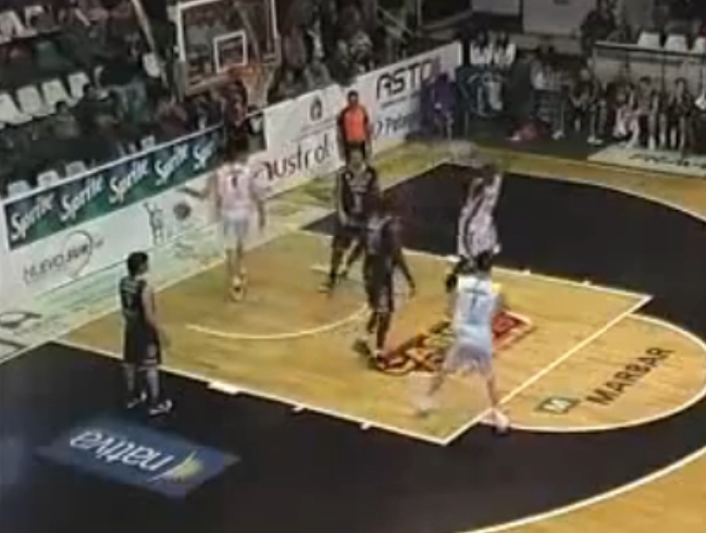 Sam sebi dao koš