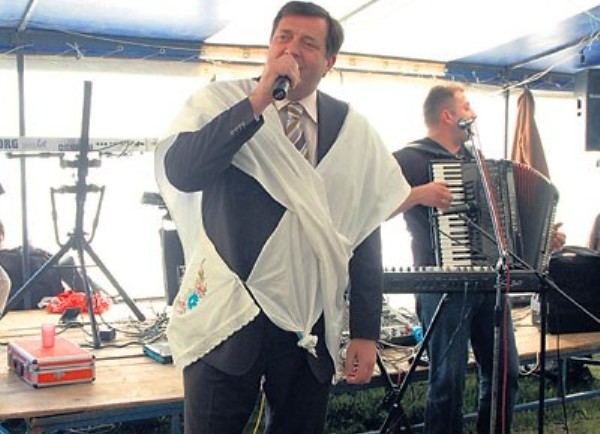 milorad dodik peva