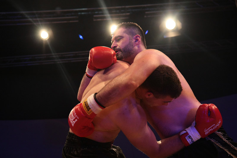 Bosanskohercegovački borac Adnan Redžović odbranio je titulu svjetskog prvaka u kick boxu u super teškoj kategoriji po K-1 pravilima u WKA veriziji/ Foto: DEPO PORTAL