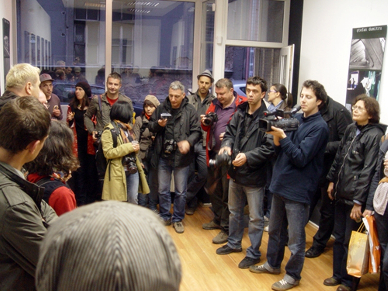 Sarajevska galerija BlackBOX je sinoć je izložbom 'Hello Amer' predstavila publici fotografije 10 autora diplomiranih studenata Škole fotografske poezije iz Bukurešta koji su došli na poziv bh. fotografa Amera Kapetanovića