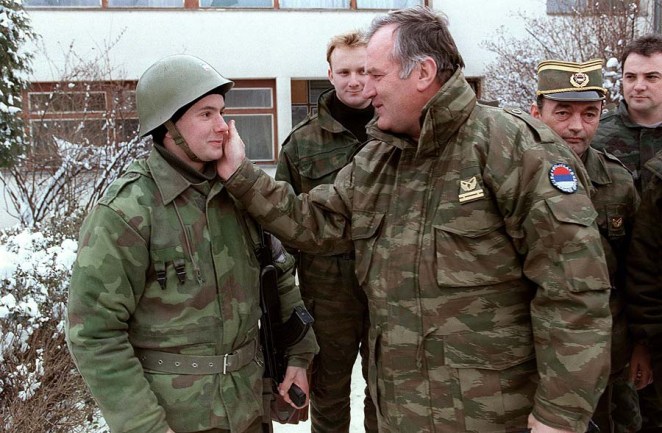 Mladić bodri vojnike (FOTO:AFP)