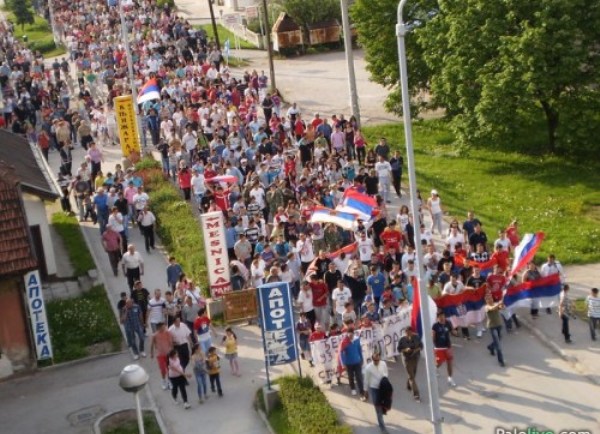 Na ulicama Istočnog Sarajeva okupilo se više od 500 osoba, na Palama nekoliko hiljada