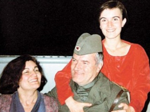 Mladić sa kćerkom i ženom, foto: Press