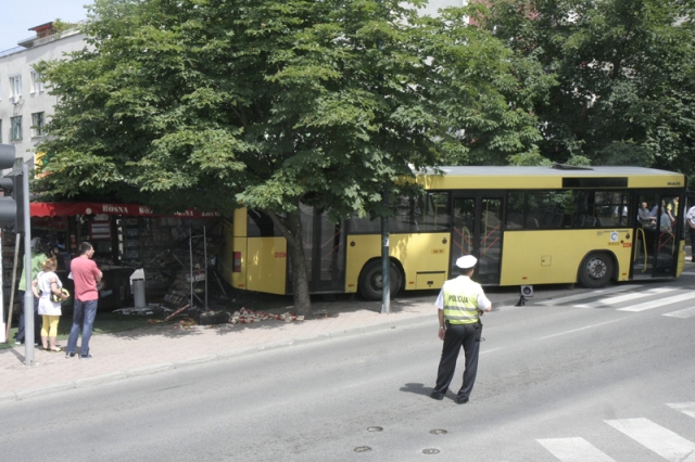  Autobus GRAS-a koji je saobraćao na relaciji Dom Armije-Breka jutros je u Bolničkoj ulici, kod Medicinskog fakulteta, iz još neutvrđenih razloga, vožnjom unazad sletio s ceste na trotoar