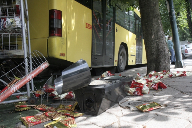 Autobus GRAS-a koji je saobraćao na relaciji Dom Armije-Breka jutros je u Bolničkoj ulici, kod Medicinskog fakulteta, iz još neutvrđenih razloga, vožnjom unazad sletio s ceste na trotoar