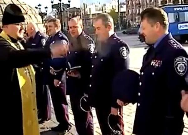 svestenik osvestava policajce