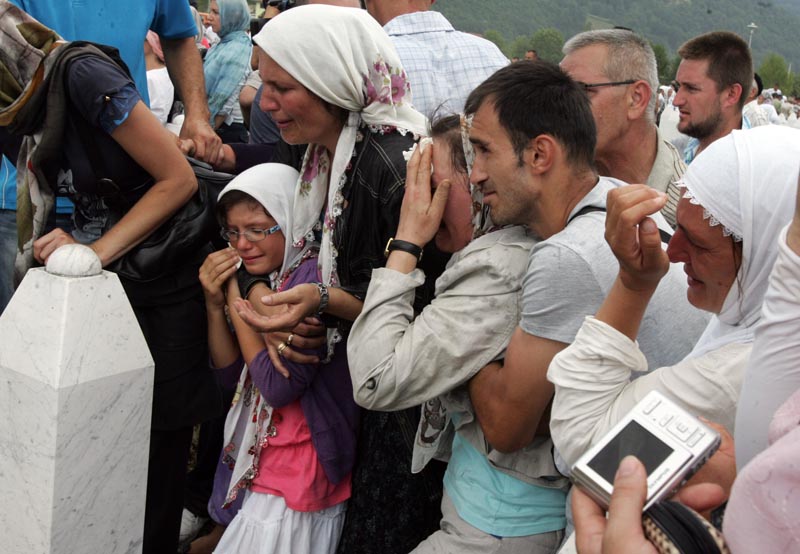 Dženaza i ukop identificiranih žrtava u Potočarima, kojoj je prisustvovalo više desetina hiljada ljudi, završeni su puštanjem golubova u spomen žrtvama genocida nad Bošnjacima 