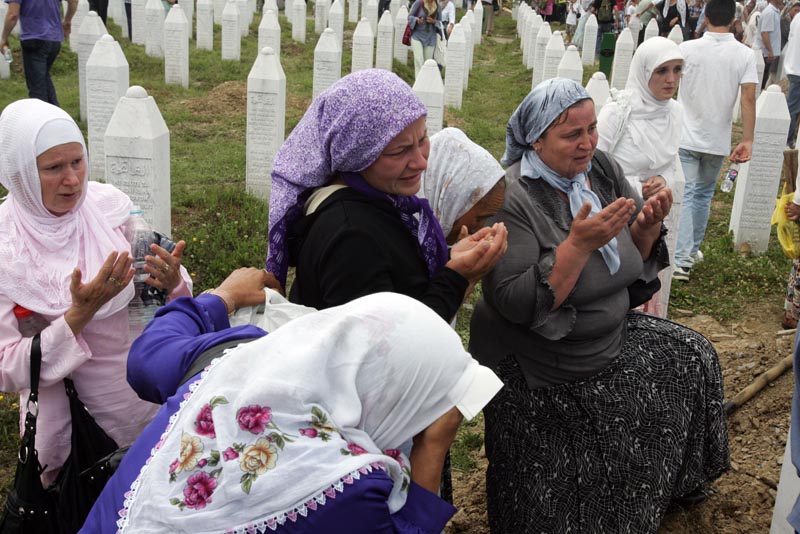 Dženaza i ukop identificiranih žrtava u Potočarima, kojoj je prisustvovalo više desetina hiljada ljudi, završeni su puštanjem golubova u spomen žrtvama genocida nad Bošnjacima 