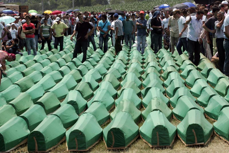 Dženaza i ukop identificiranih žrtava u Potočarima, kojoj je prisustvovalo više desetina hiljada ljudi, završeni su puštanjem golubova u spomen žrtvama genocida nad Bošnjacima 