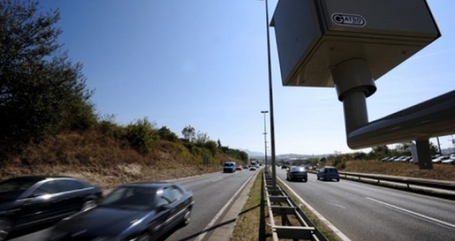 Ovo je trik kojim neki vozači 'varaju' kamere za mjerenje brzine, vrlo jednostavno... Radi se o prekršajnom djelu!