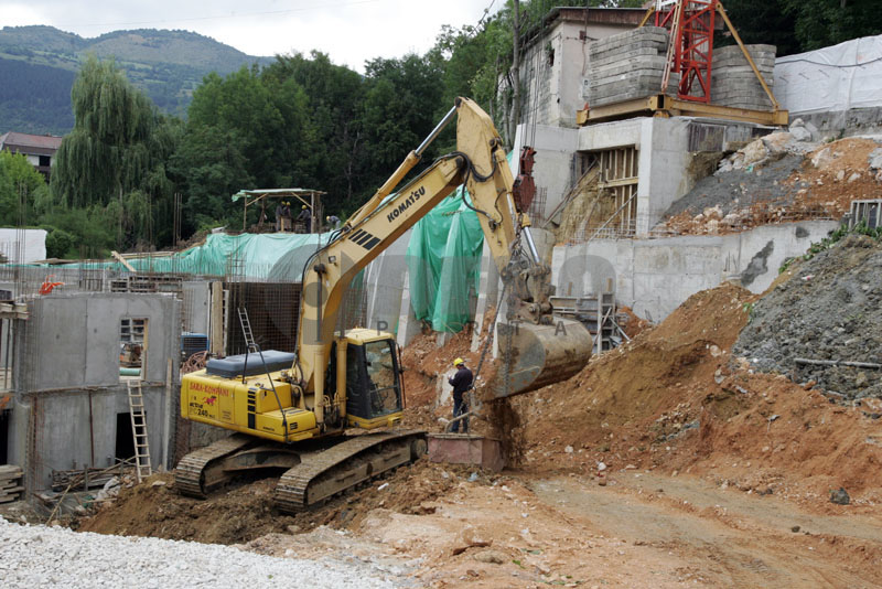 Bespravni graditelj Bedro Hasanović je i danas nastavio sa izvođenjem radova na ovom objektu uprkos svim zabranama. /Foto: DEPO PORTAL