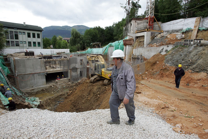 Bespravni graditelj Bedro Hasanović je i danas nastavio sa izvođenjem radova na ovom objektu uprkos svim zabranama. /Foto: DEPO PORTAL