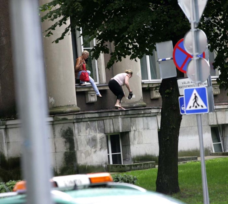 Naoružan upao u Ministarstvo odbrane, ljudi iskakali kroz prozore