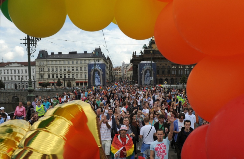 Nekoliko hiljada ljudi učestvovalo je u subotu u Pragu u 'Paradi ponosa', prvom festivalu homosekualaca i lezbejki 'Prag Pride'