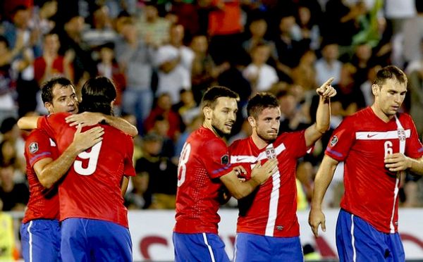 Nogometaši Srbije proslavljaju pogodak Zorana Tošića; foto: Getty Images