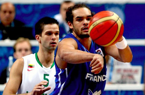Joakim Noah i Mantas Kalnietis; foto: Getty Images