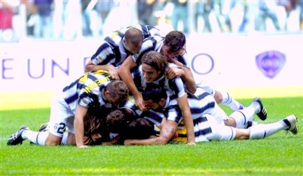 Nogometaši Juventusa proslavljaju prvi pogodak; foto: AP