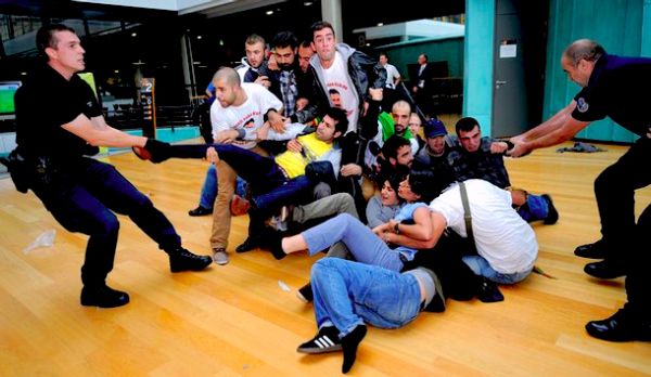 Demonstranti su provalili u zgradu polomivši prozore na ulazu; foto: Getty Images