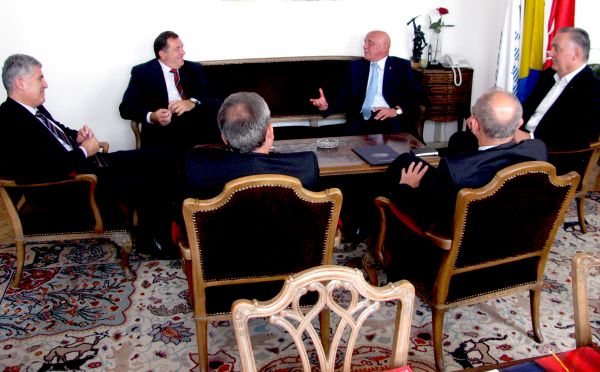 Sastanku prisustvuju predsjednici SNSD-a Milorad Dodik, SDS-a Mladen Bosić, HDZ-a BiH Dragan Čović, HDZ-a 1990 Božo Ljubić, SDA Sulejman Tihića, a domaćin je predsjednik SDP-a Zlatko Lagumdžija; foto: SRNA